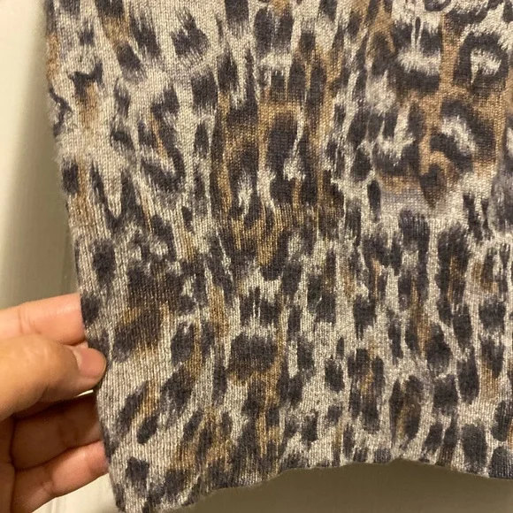 Women's Leopard Print Gray Long Sleeve Cashmere Silk Cardigan in Size Large - Picture 5 of 7